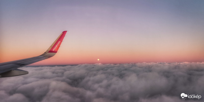 Hold a felhők felett