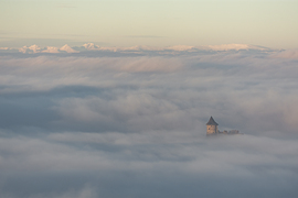 A ködtengerből éppen csak kilátszódó Somoskői vár december 18-án délután.
