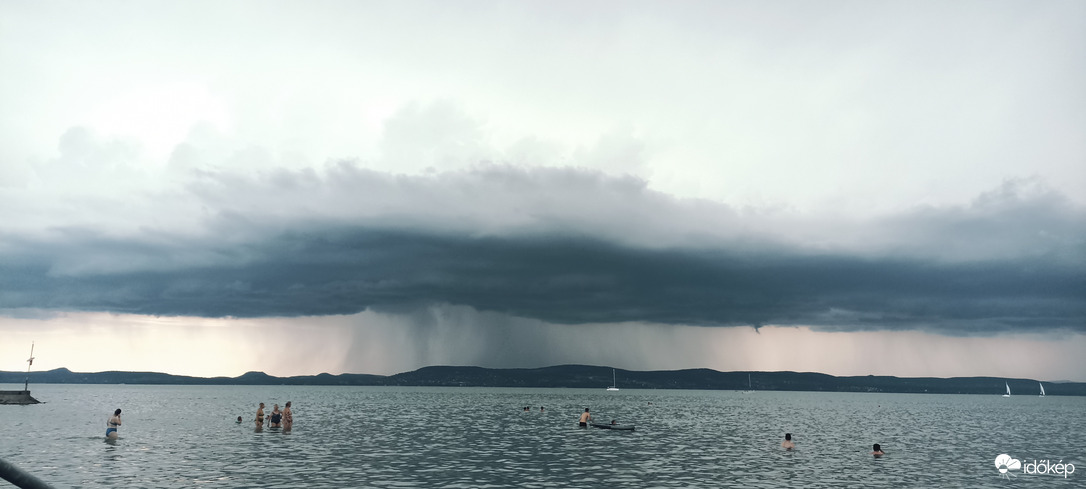 Brutális vízömlés az Északi Parton, Balaton. Második Felvonás. Lényegében az előző formája a nagy viharnak. 