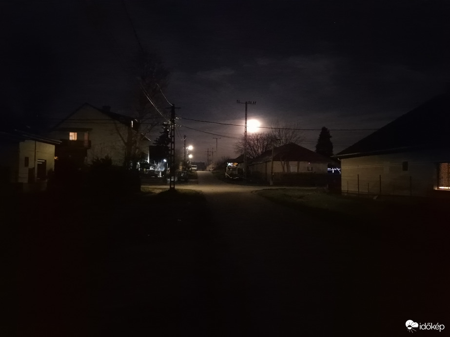 Holdfényes falusi utca
