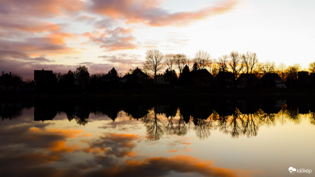 Tükröződő napkelte