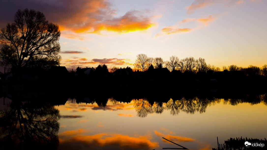 Tükröződő napkelte