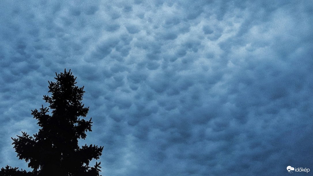 Apró mammatus felhők