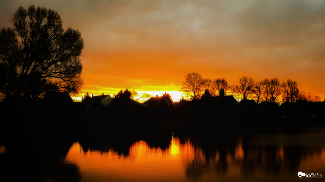 A tükröződő napkelte