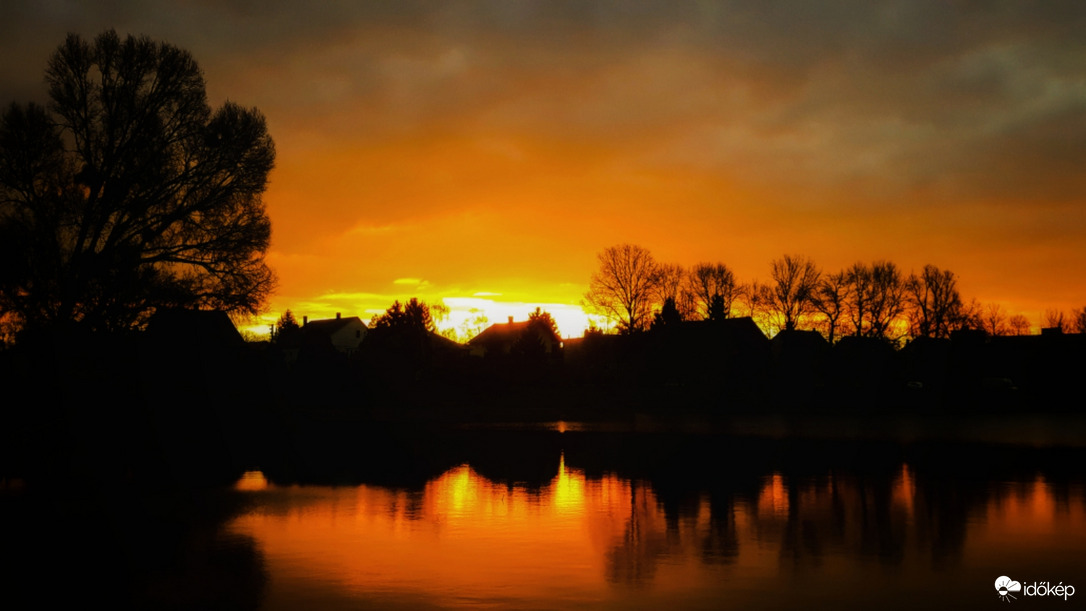 A tükröződő napkelte