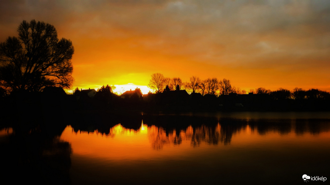 A tükröződő napkelte
