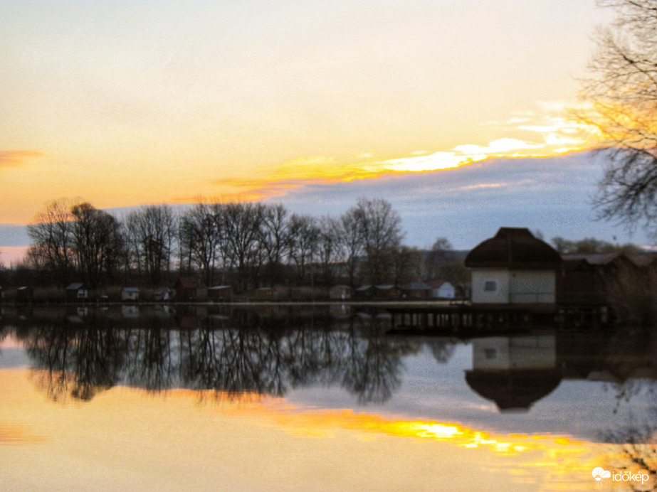 A tükröződő napkelte