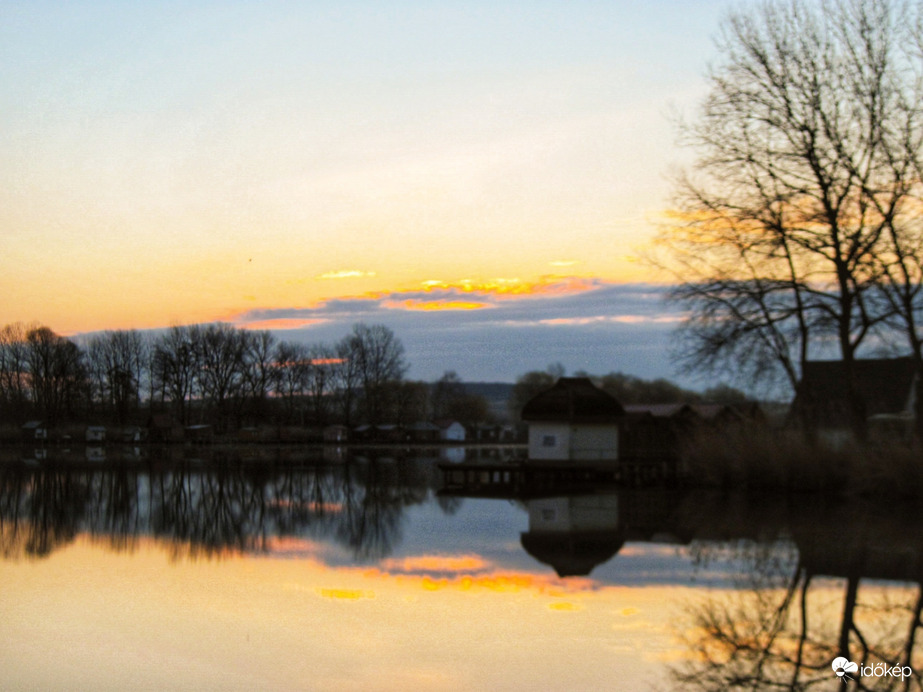A tükröződő napkelte