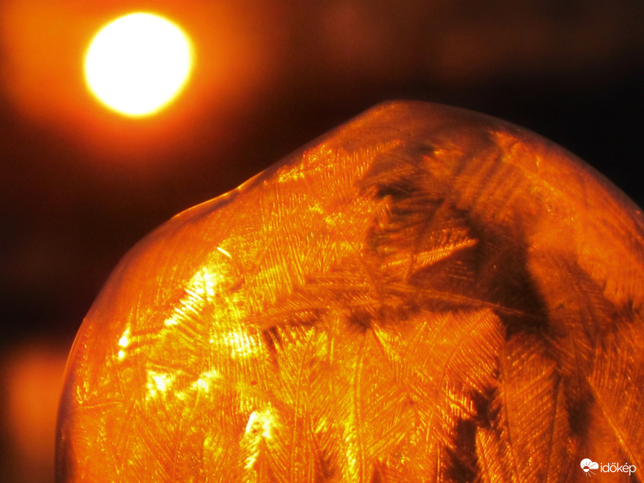 Fagyott buborék a napkeltében