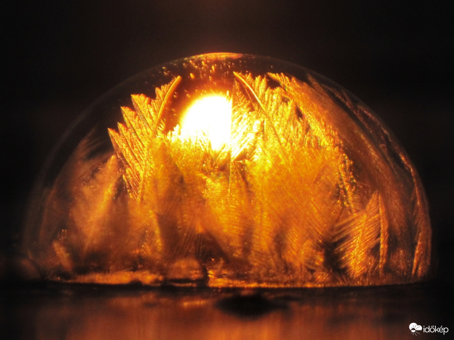 Fagyott buborék a napkeltében