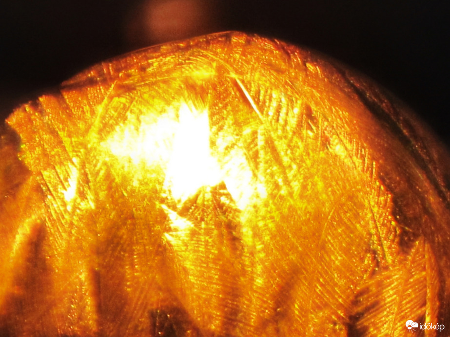 Fagyott buborék a napkeltében