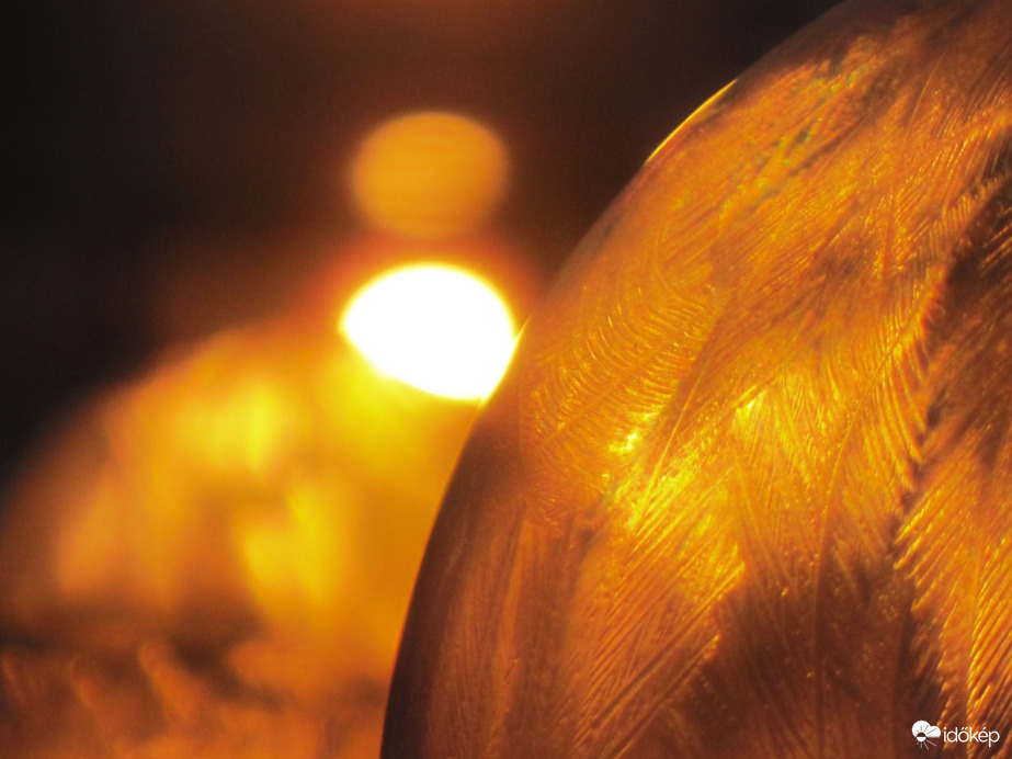 Fagyott buborék a napkeltében