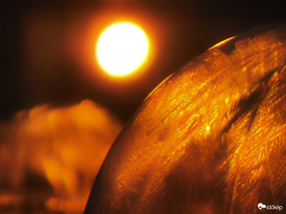 Fagyott buborék a napkeltében