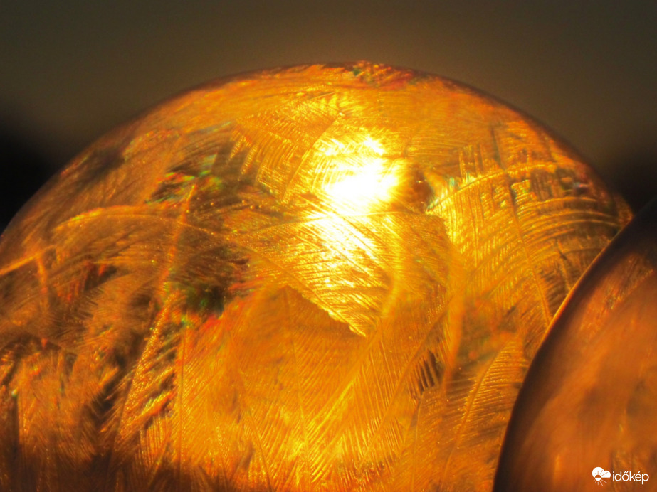 Fagyott buborék a napkeltében