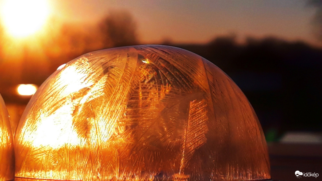 Fagyott buborék a napkeltében