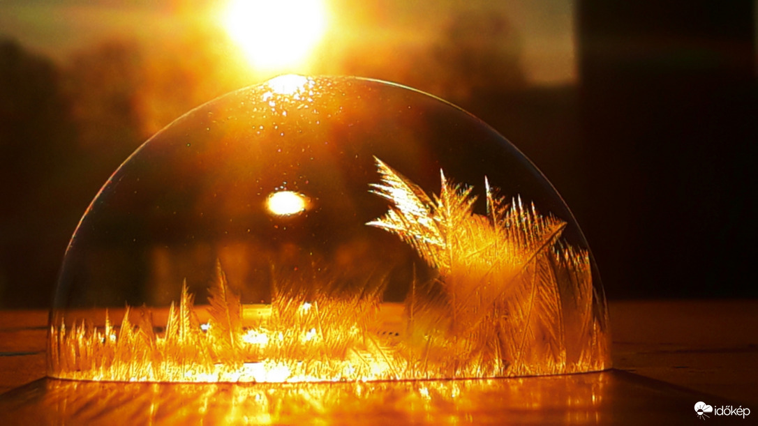 Fagyott buborék a napkeltében