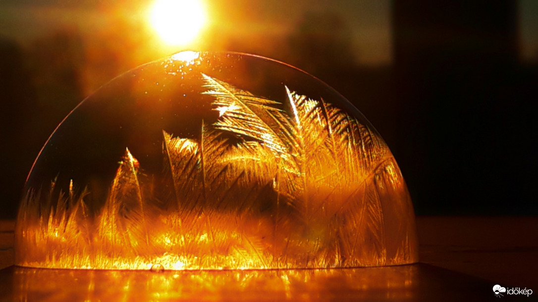 Fagyott buborék a napkeltében