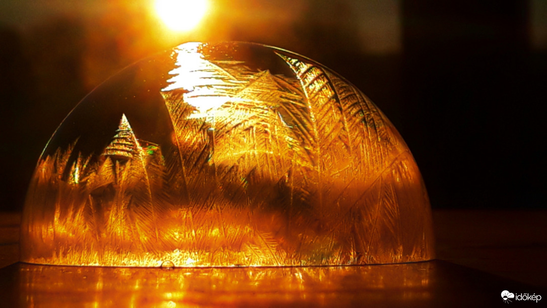 Fagyott buborék a napkeltében