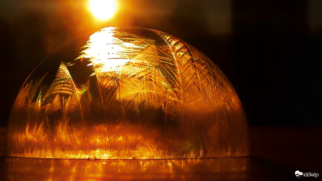 Fagyott buborék a napkeltében