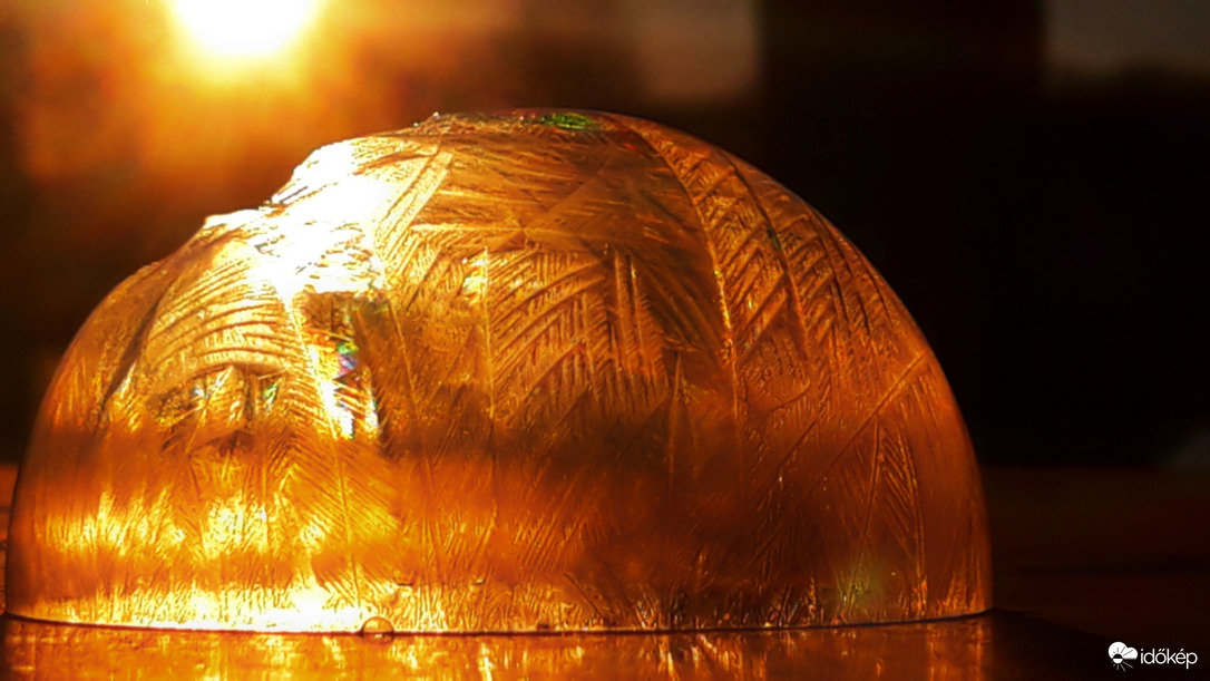 Fagyott buborék a napkeltében