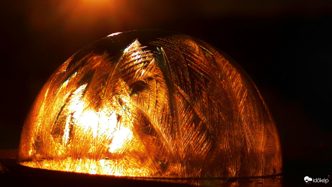 Fagyott buborék a napkeltében