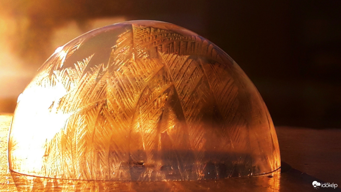 Fagyott buborék a napkeltében