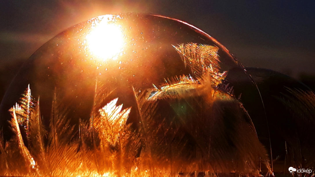 Fagyott buborék a napkeltében