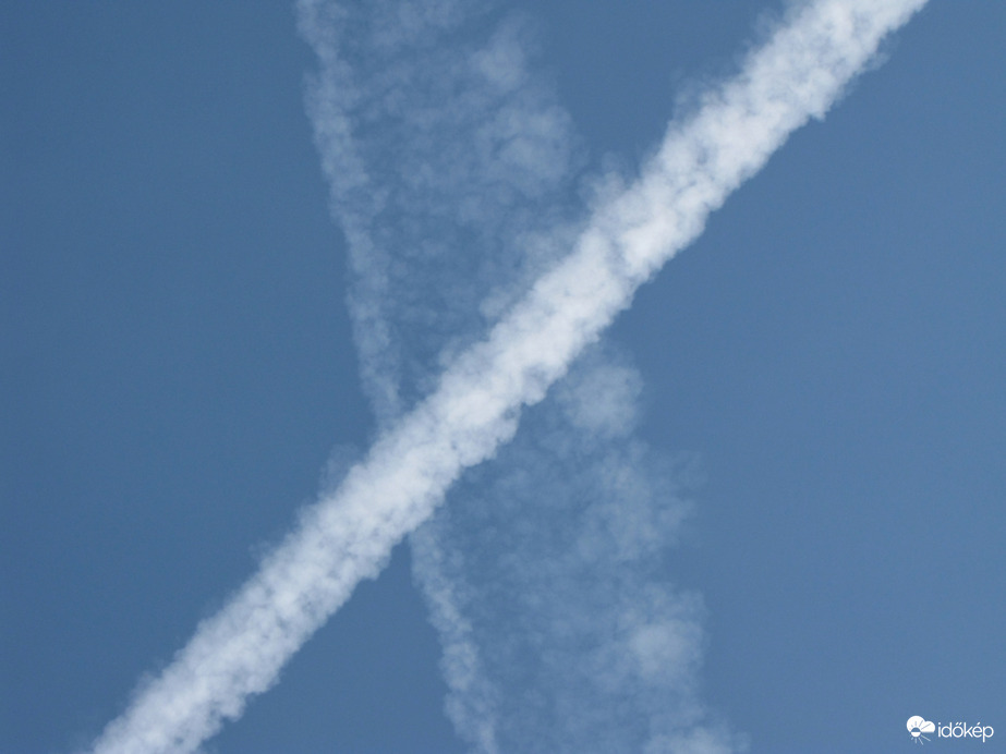 Kondenzcsíkokból ''X,, formázat