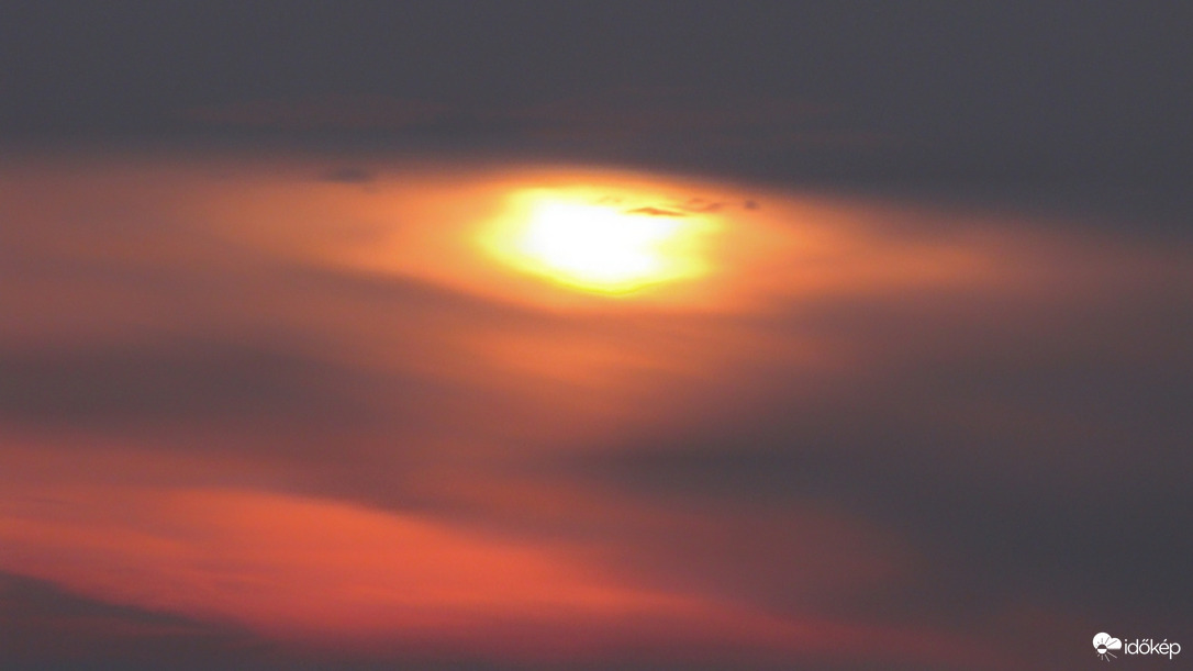 Felhőtakarta napkelte