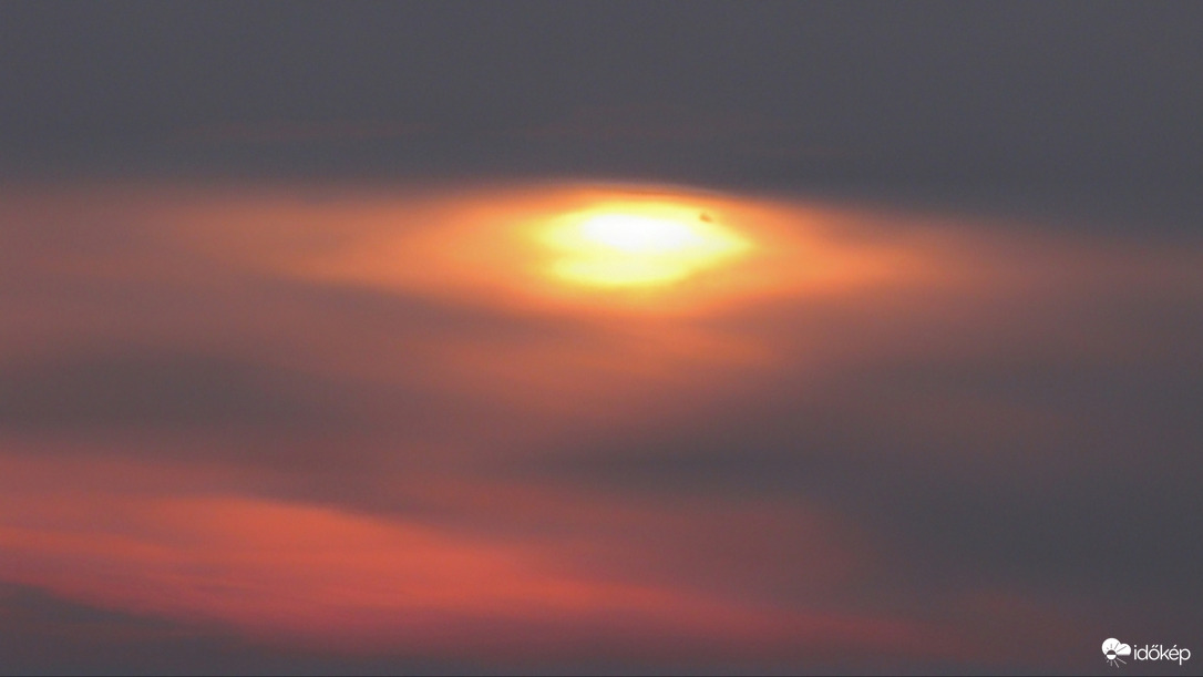 Felhőtakarta napkelte