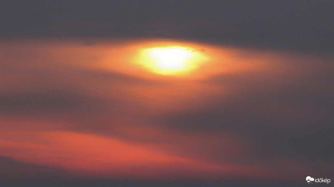 Felhőtakarta napkelte