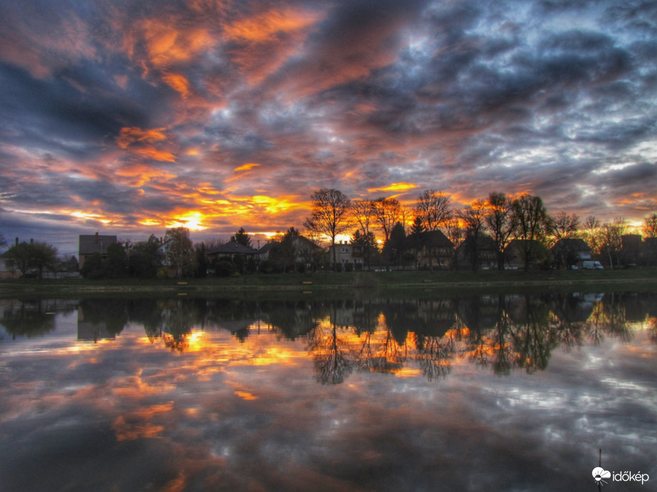 A tükröződő napkelte