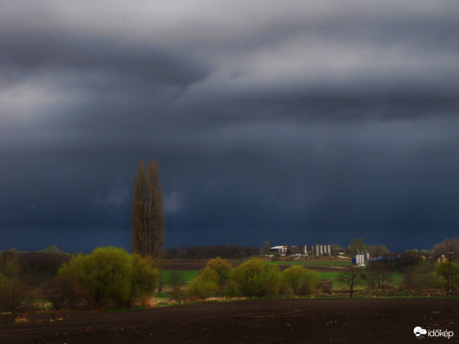 Sötétséggel érkezett a zivatar
