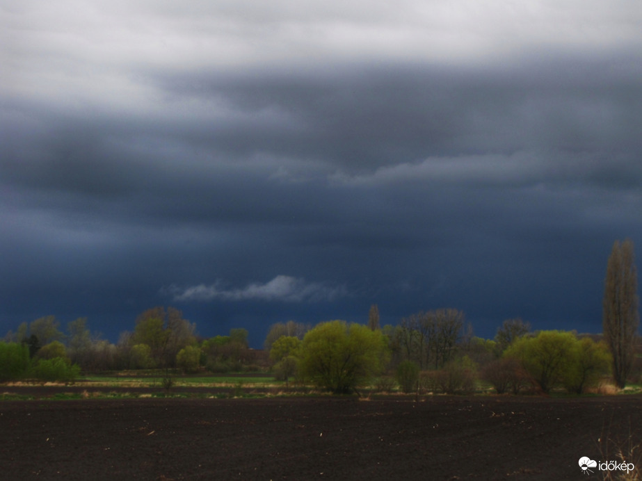 Sötétséggel érkezett a zivatar