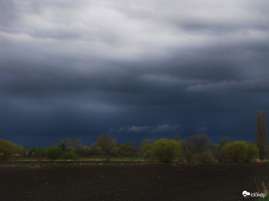 Sötétséggel érkezett a zivatar