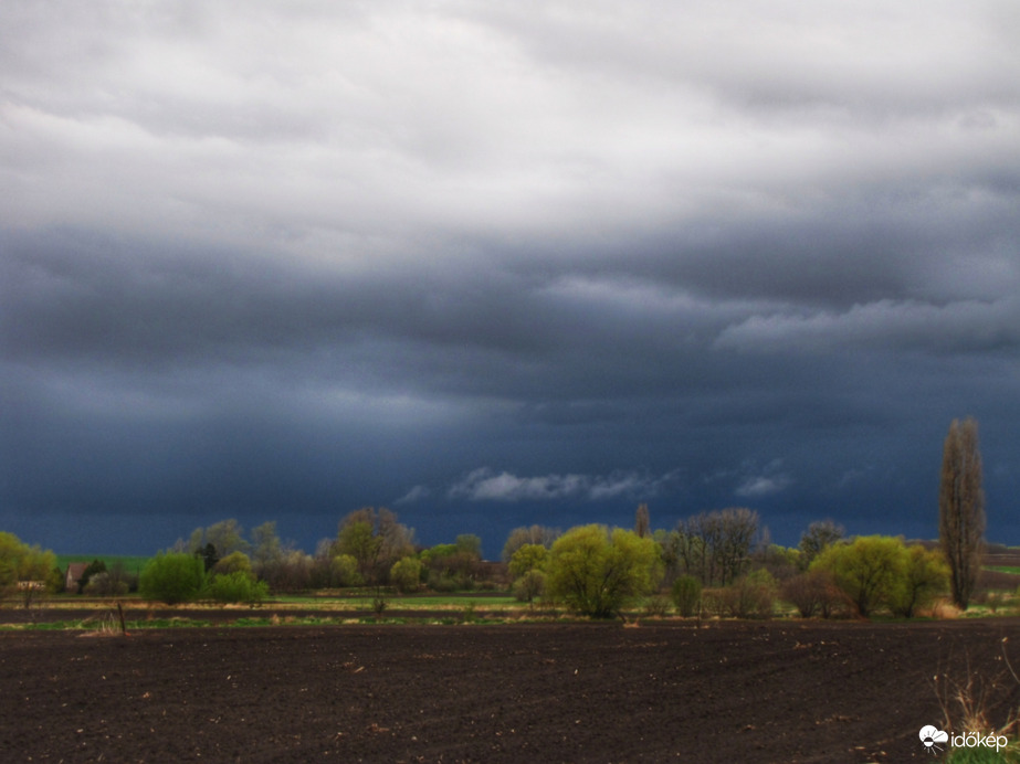 Sötétséggel érkezett a zivatar