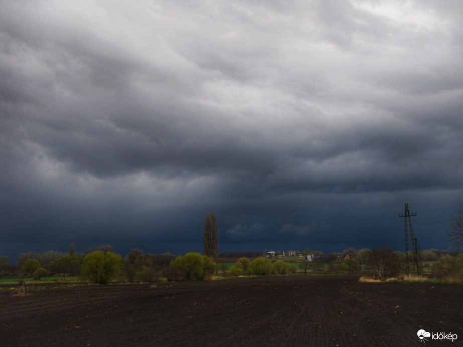 Sötétséggel érkezett a zivatar