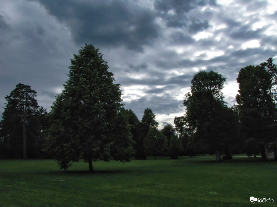 Felhős pillanatok a Gödöllői Grassalkovich-kastély parkjában