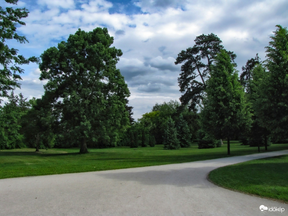 Felhős pillanatok a Gödöllői Grassalkovich-kastély parkjában