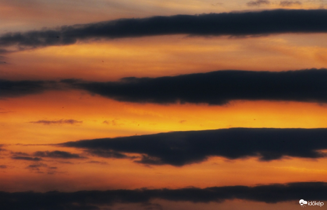 Felhőcsíkok a naplementében!