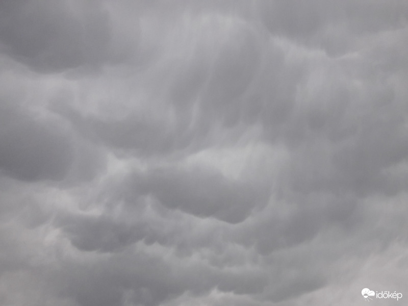 Mammatus felhők Császár felett!