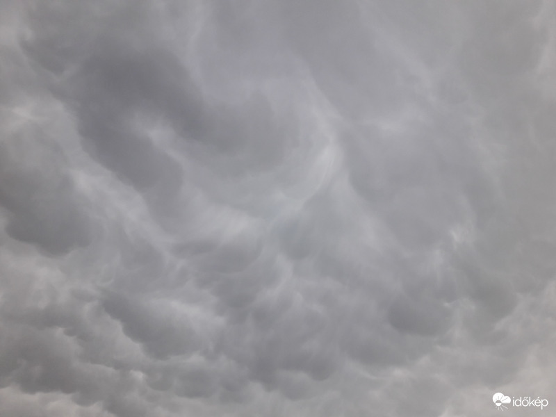 Mammatus felhők Császár felett!