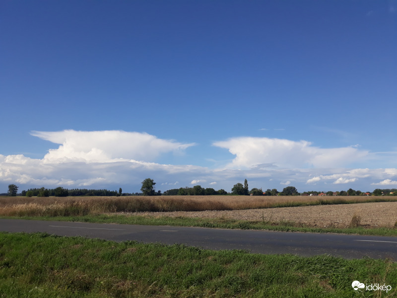 Üllős zivatarfelhő