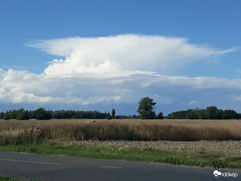 Üllős zivatarfelhő