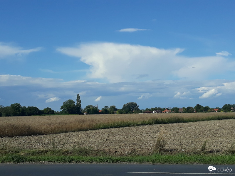 Üllős zivatarfelhő