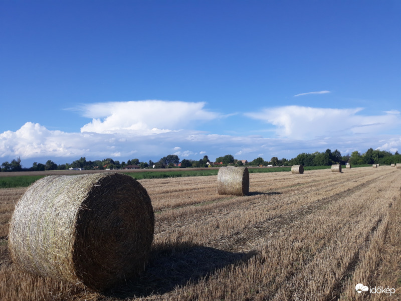 Üllős zivatarfelhő