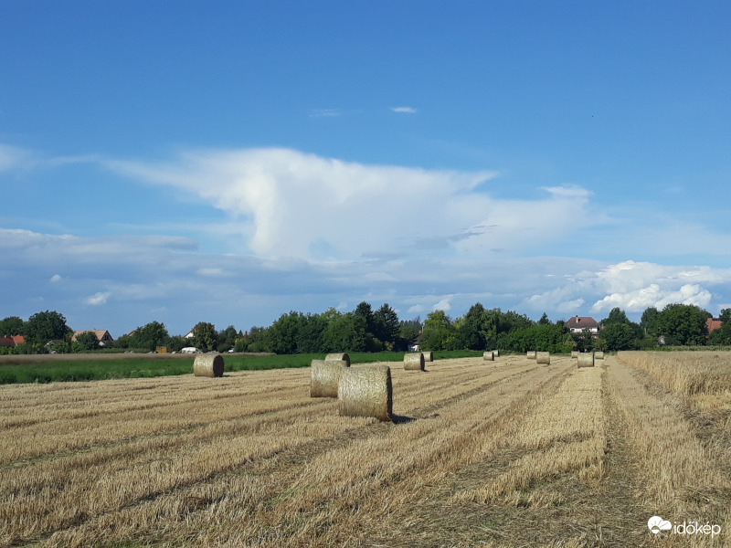 Üllős zivatarfelhő