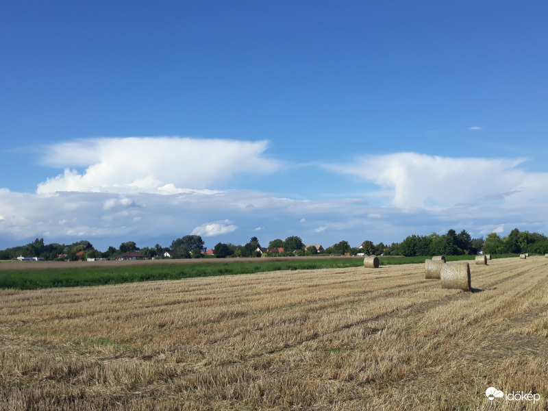 Üllős zivatarfelhő