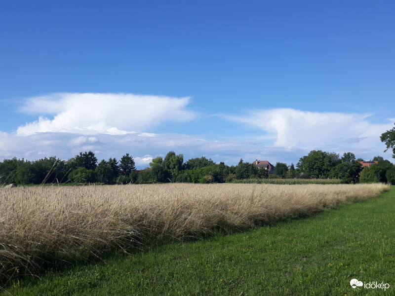 Üllős zivatarfelhő