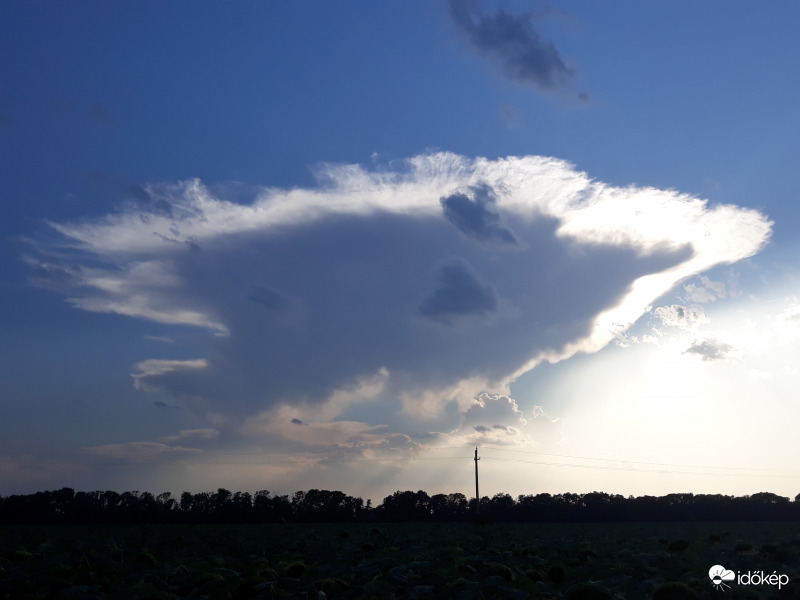 Üllős zivatarfelhő